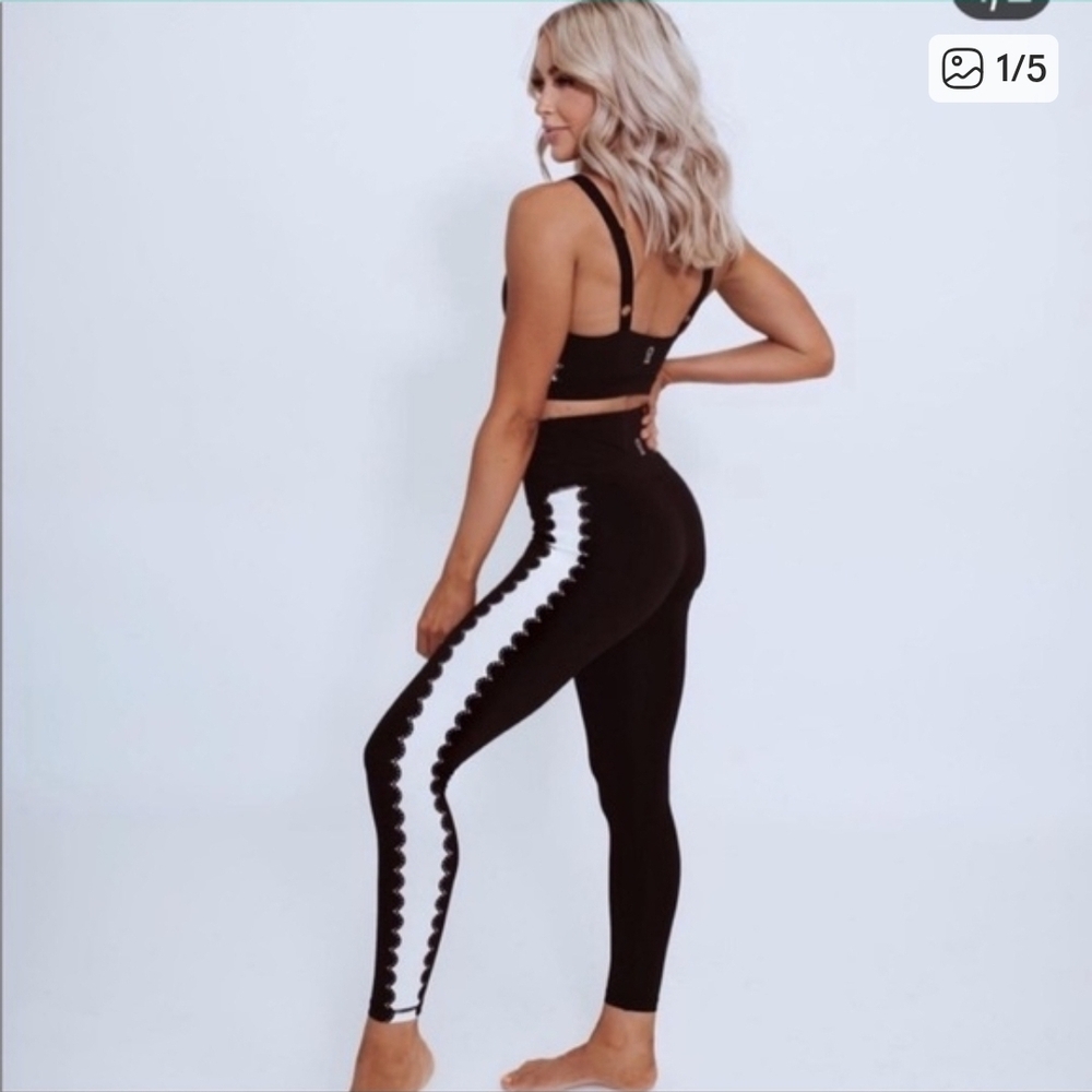 Cara Loren High-Waist Black Leggings with White Side Panel 00007